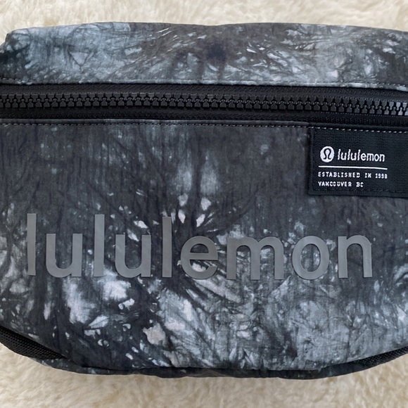 ❤️ Lululemon Clean Lines Belt Bag Lululemon Graphic Black Grey NWOT - Picture 9 of 9